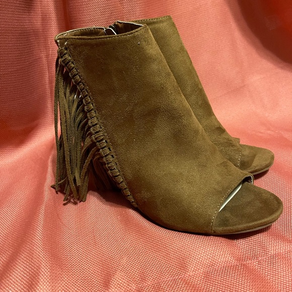 Brand New 11M coconuts heal with fringe - Picture 4 of 5